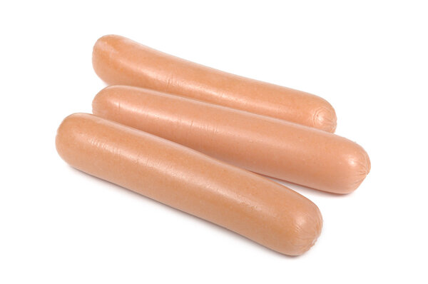 Сосиски Frankfurter изолированы на белом фоне
