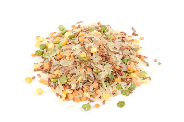 Haufen Reis und Hülsenfrüchte-Mischung isoliert auf weißem Hintergrund — Stockfoto