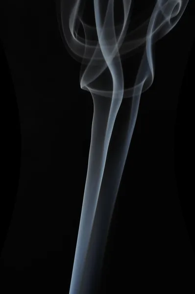 Kadeře kouře na černém pozadí — Stock fotografie
