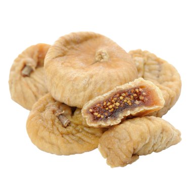 Kurutulmuş incirler beyaz arkaplanda izole edildi