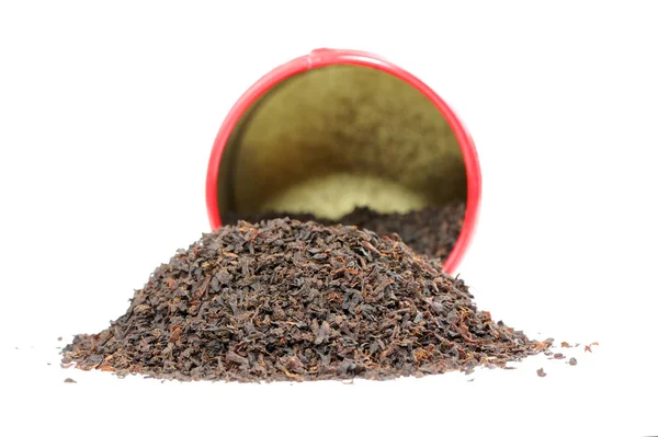 Zwarte thee gemorst uit pot geïsoleerd op witte achtergrond — Stockfoto