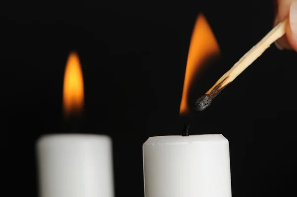 Свеча со спичкой — стоковое фото