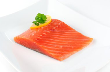 Somon fileto plaka üzerine maydanoz ve limon ile