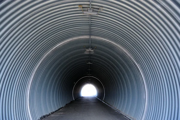 Túnel com luz na extremidade — Fotografia de Stock