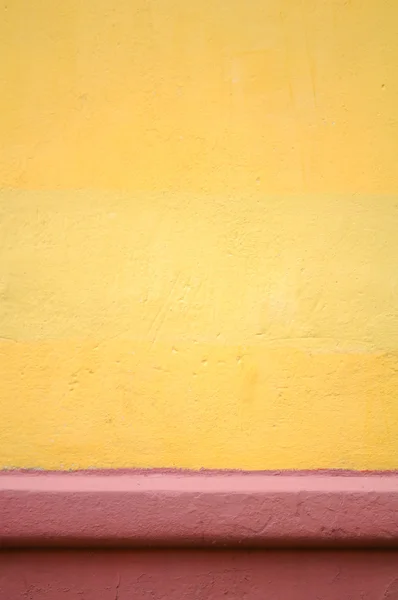 Gele betonnen muur als achtergrond — Stockfoto