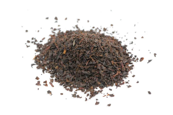 Pila de té negro aislado sobre fondo blanco — Foto de Stock