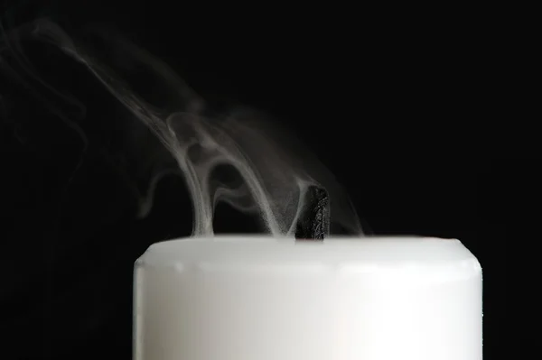 Свеча с дымом на черном фоне — стоковое фото