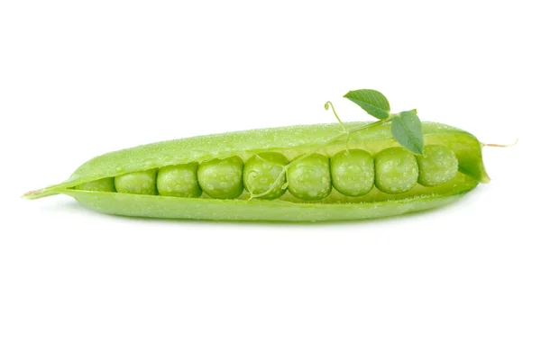 Grüne Erbsen in Hülse isoliert auf weißem Hintergrund — Stockfoto