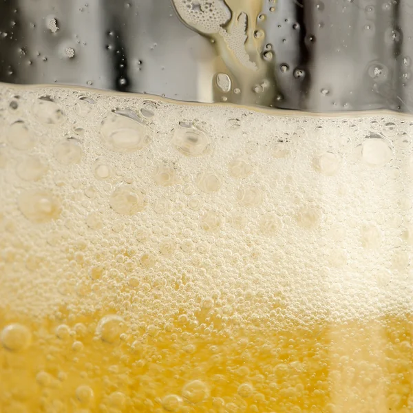 Cerveja com espuma espumosa — Fotografia de Stock