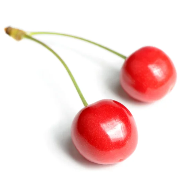 Dvě červené třešně izolovaných na bílém pozadí — Stock fotografie