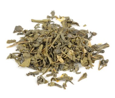 Kurumuş yeşil çay yaprakları beyaz arkaplanda izole.