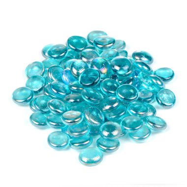 Beyaz arka plan üzerinde izole mavi cam taşlar