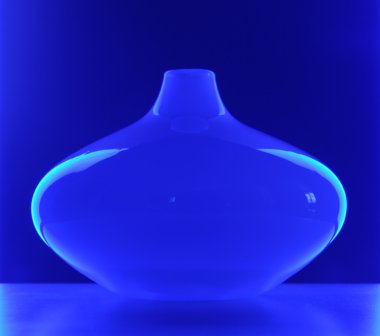 Cam vazo içinde mavi ışık