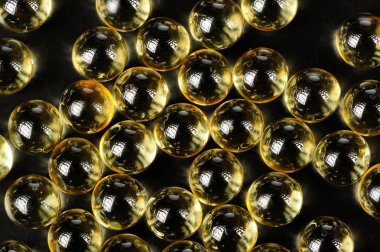 yağı kapsülleri makro siyah arka plan üzerine