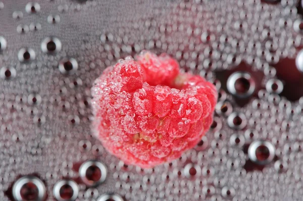 Frambuesa congelada en agua gotas fondo — Foto de Stock