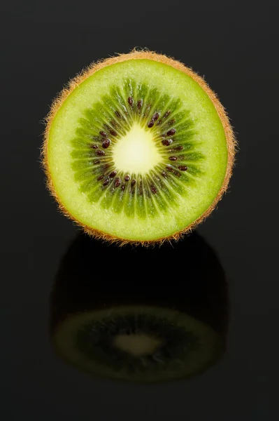 La moitié des fruits Kiwi avec réflexion sur fond noir — Photo