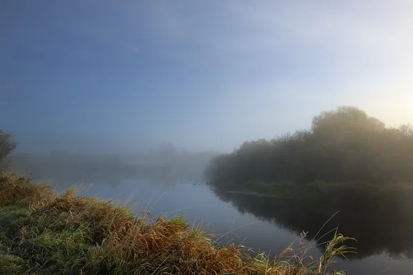 Niebla sobre el río por la mañana — Zdjęcie stockowe