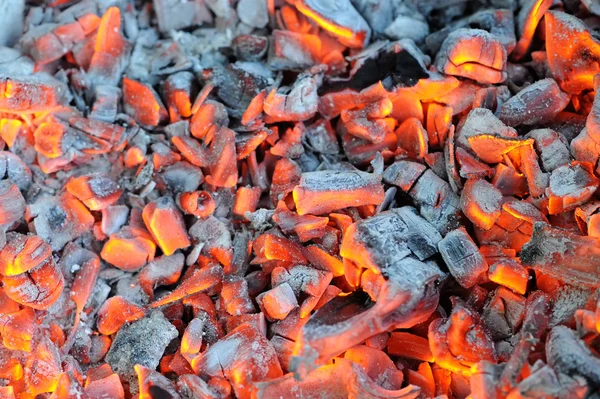 Brasas de madeira quente brilhante — Fotografia de Stock