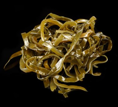 siyah arka plan üzerine yosunu Laminarya (kelp)