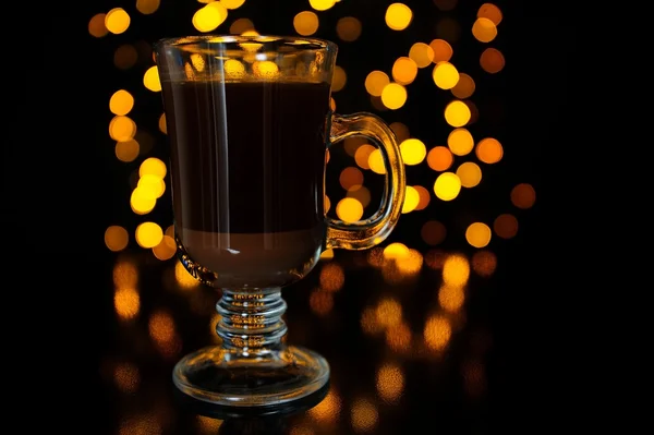 Skiktad kaffe cocktail mot mörk glödande bakgrund — Stockfoto