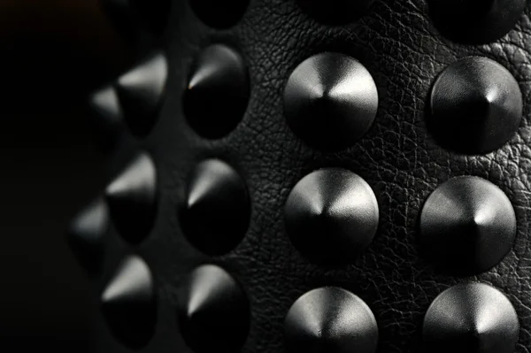 Spikes de couro preto em sapatos — Fotografia de Stock