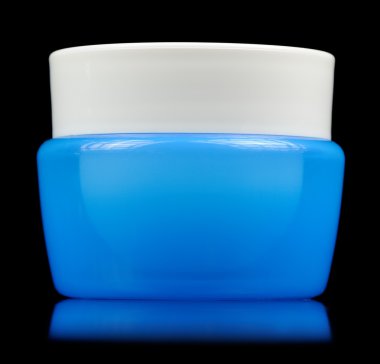 siyah arka plan üzerinde güzellik kremi konteyner