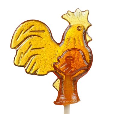Beyaz arka plan üzerinde izole horoz şeklinde lolipop şeker
