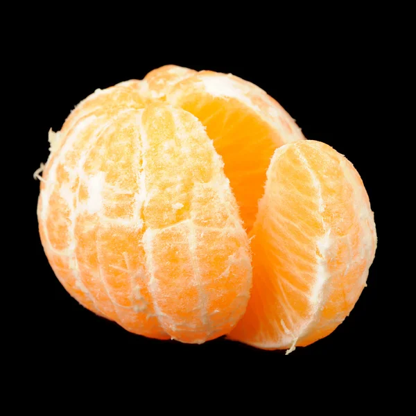 Geschilde mandarijn op zwarte achtergrond — Stockfoto