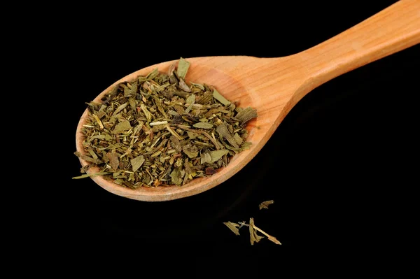 Herbes de provence (mengsel van gedroogde kruiden) houten lepel op zwarte achtergrond — Stockfoto