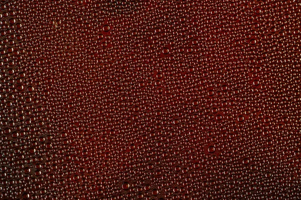 Gotas de agua sobre fondo rojo oscuro —  Fotos de Stock