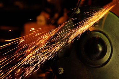 parlayan kıvılcımlar değirmeni üzerinden akışının