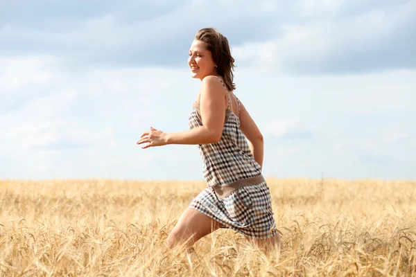 Mutlu bir kadın altın buğday — Stok fotoğraf