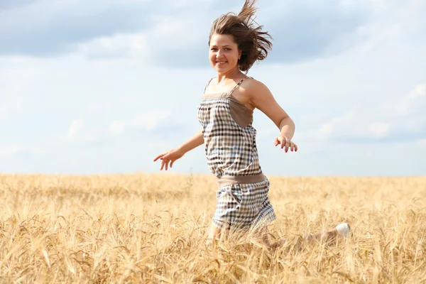 Glückliche Frau im goldenen Weizen — Stockfoto