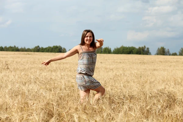 Szczęśliwa kobieta w złotej pszenicy — Zdjęcie stockowe