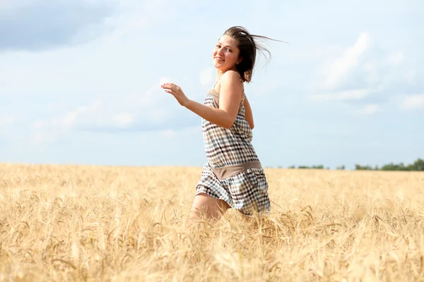 Mulher feliz em trigo dourado — Fotografia de Stock