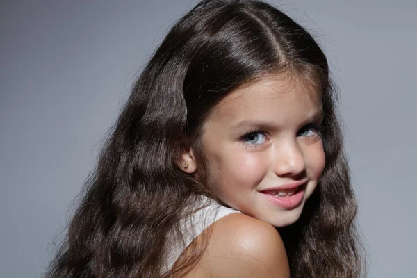 Ritratto di giovane bella bambina dai capelli scuri — Foto Stock