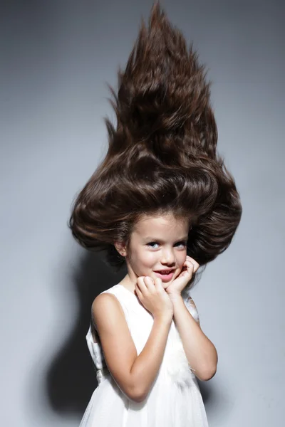 Porträtt av ung vacker liten flicka med mörkt hår — Stockfoto