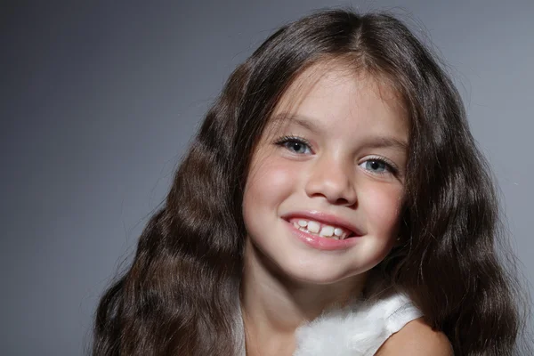 Portrait de jeune belle petite fille aux cheveux foncés — Photo