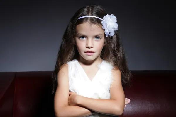 Portrait de jeune belle petite fille aux cheveux foncés — Photo