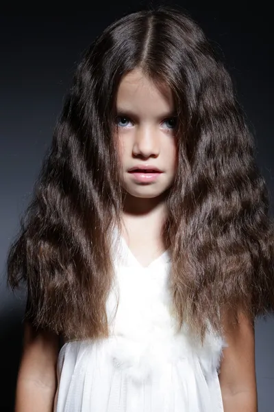 Porträtt av ung vacker liten flicka med mörkt hår — Stockfoto