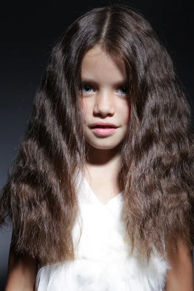 검은 머리와 젊은 아름 다운 어린 소녀의 초상화 — 스톡 사진