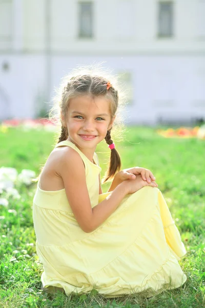 Retrato de una niña feliz — Foto de Stock