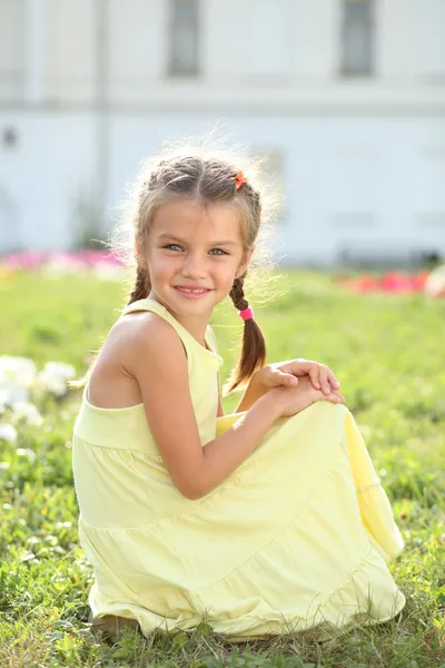 Retrato de una niña feliz — Foto de Stock