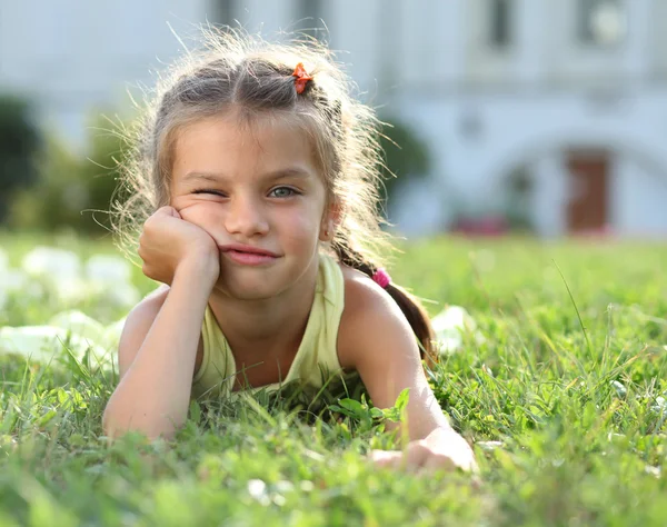 Porträt eines glücklichen kleinen Mädchens — Stockfoto