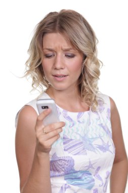 genç güzel kadın cep telefonundan okuma