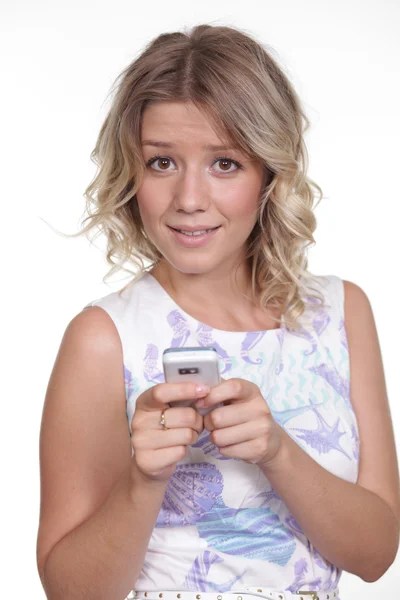 Joven hermosa lectura femenina en el teléfono celular — Foto de Stock