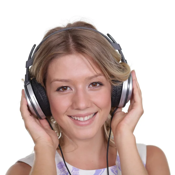 Jeune femme écoutant de la musique — Photo