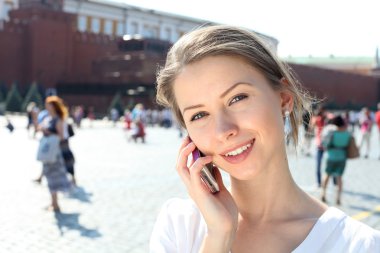 Kadın telefonda Moskova'daki kremlin yakınındaki söz