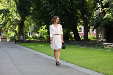 güzel bir genç kadın üzerinde park yürüyüş