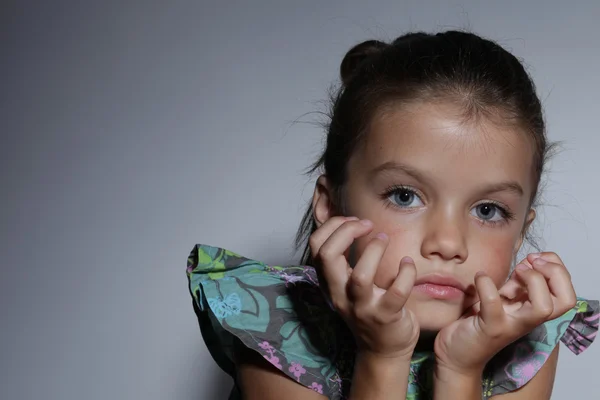 Retrato de una joven hermosa niña con cabello oscuro — Foto de Stock